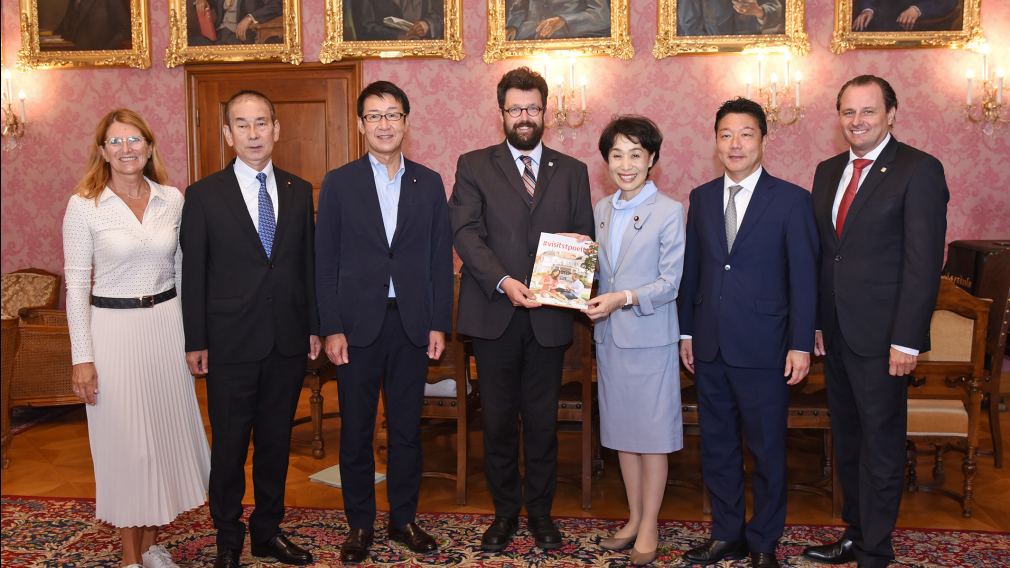 Doris Vorlaufer (internationale Kontakte), Abgeordneter Tadokoro Yoshinori, Abgeordneter Tanaka Ryosei, Vizebürgermeister Harald Ludwig, Abgeordnete Furuya Noriko (Delegationsleiterin), Abgeordneter Honda Taro und Dr. Alfred Kellner (Leiter der Kulturabteilung) (Foto: Josef Vorlaufer)