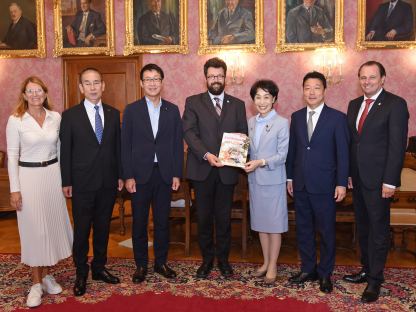 Doris Vorlaufer (internationale Kontakte), Abgeordneter Tadokoro Yoshinori, Abgeordneter Tanaka Ryosei, Vizebürgermeister Harald Ludwig, Abgeordnete Furuya Noriko (Delegationsleiterin), Abgeordneter Honda Taro und Dr. Alfred Kellner (Leiter der Kulturabteilung) (Foto: Josef Vorlaufer)