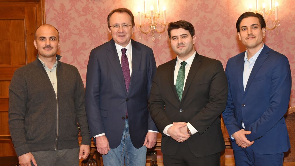 Ahmet Taha Günyeli, Bürgermeister Matthias Stadler, Oğuzhan Ertürk und Abdülhamit Yaşar bei der Spendenübergabe im Rathaus. (Foto: Josef Vorlaufer)