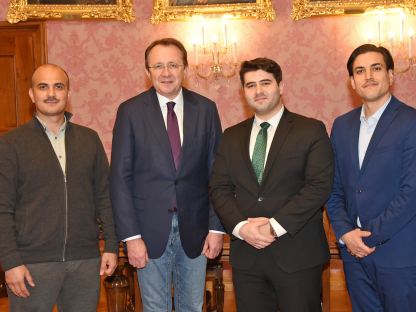 Ahmet Taha Günyeli, Bürgermeister Matthias Stadler, Oğuzhan Ertürk und Abdülhamit Yaşar bei der Spendenübergabe im Rathaus. (Foto: Josef Vorlaufer)