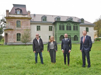 Vier Personen am Standort für das neue PVZ vor dem Herrenhaus in Viehofen. (Foto: Vorlaufer)