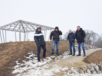 Wolfgang Lengauer, Robert Wotapek, Michael Bachel und Bürgermeister Matthias Stadler stehen am Eisberg vor dem Pavillon. Foto: Josef Vorlaufer