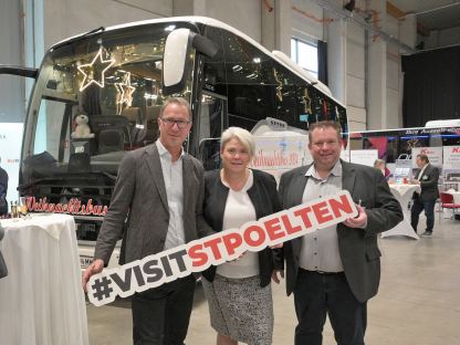 Tourismusdirektor Stefan Bauer, Bereichsleiterin der Niederösterreich-Werbung GmbH Michaela Zeiler und Michael Kurze von Busreisen CC bei der BTB-Fachmesse im VAZ. (Foto: Josef Vorlaufer)