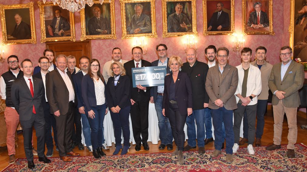 Gruppenfoto der Serviceclubs mit Bürgermeister Matthias Stadler. Foto: Josef Vorlaufer