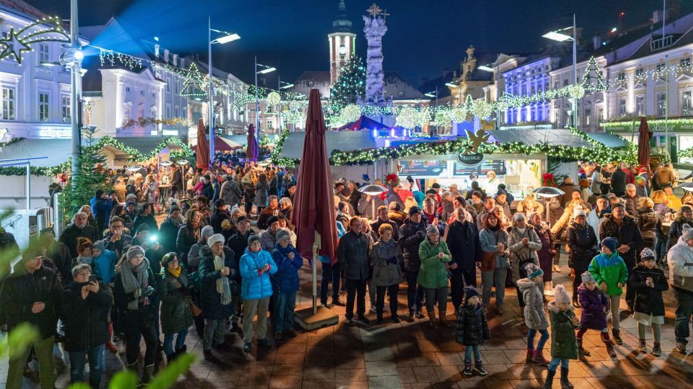 Der Christkindlmarkt am Rathausplatz. (Foto: Josef Bollwein)