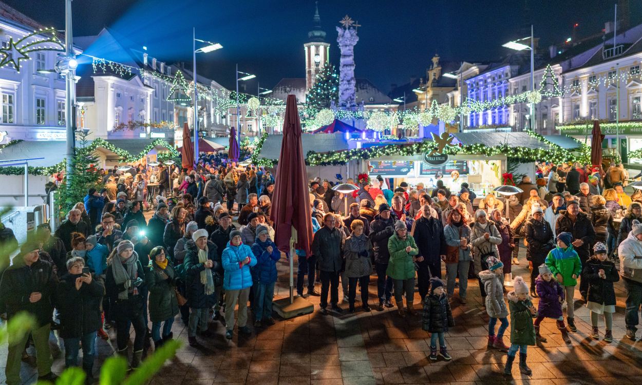 Der Christkindlmarkt am Rathausplatz. (Foto: Josef Bollwein)