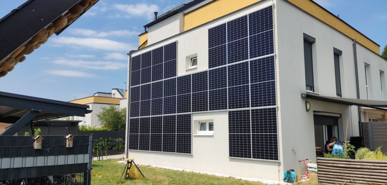 Um Energie nachhaltig zu erzeugen, hat Claudia eine PV-Anlage an ihrem Haus angebracht. (Foto: Claudia Zimmel)