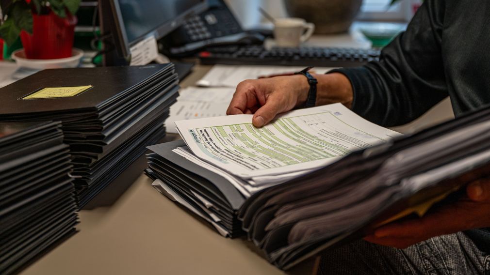 Ein Mitarbeiter bearbeitet ein ausgefülltes Formular der Schadenskommissionen. (Foto: Christian Krückel)