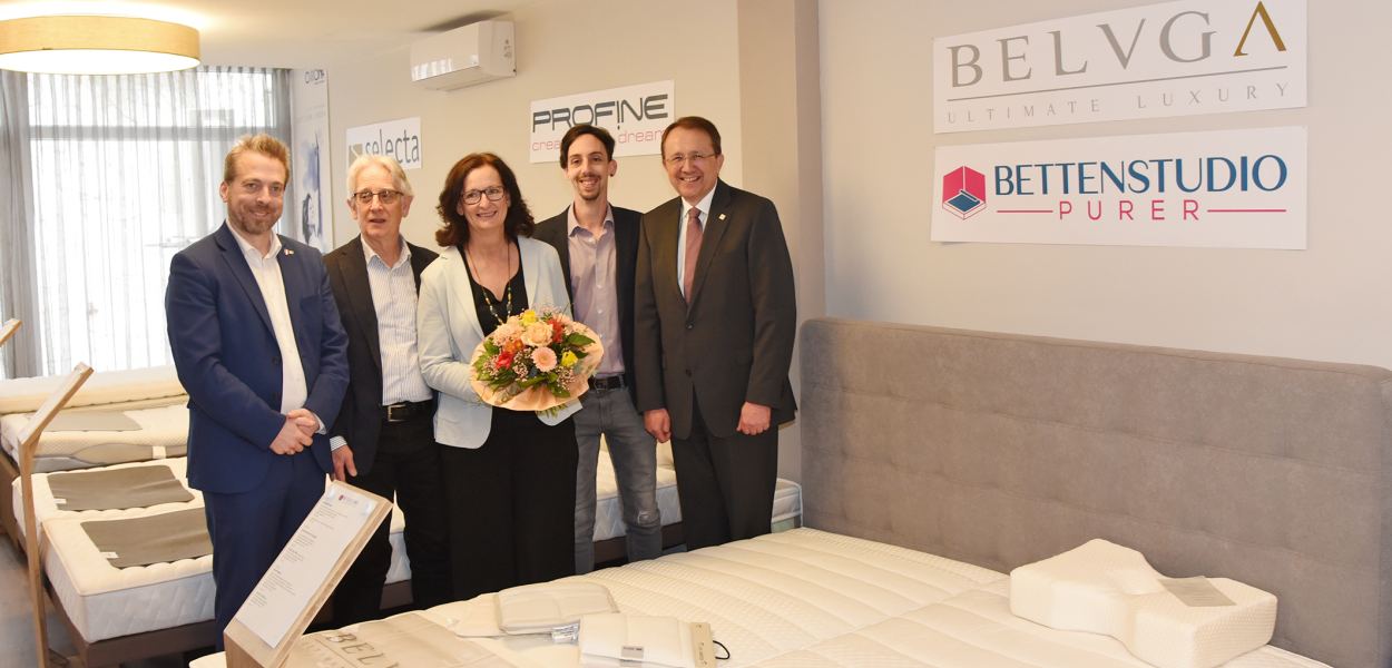 Stadtrat Klaus Otzelberger, Gerhard, Heidemarie und Michael Purer sowie Bürgermeister Matthias Stadler im neuen Bettenstudio. (Foto: Josef Vorlaufer)