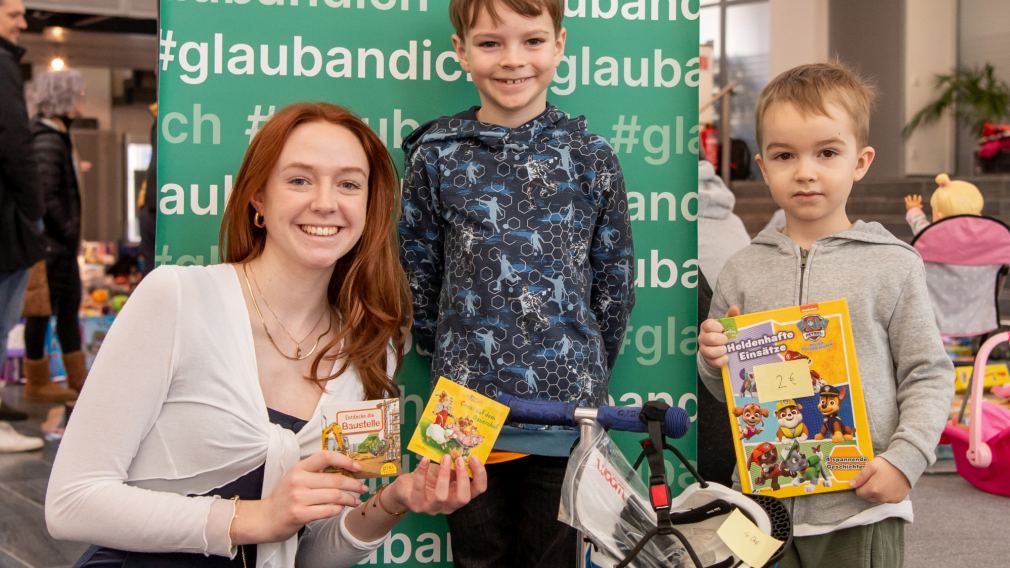 Celina Zeiner von der Sparkasse mit zwei fleißigen Verkäufern. Foto: Tanja Wagner