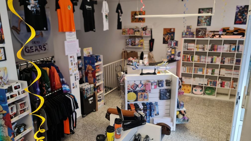 Nicole Kellner mit Anime Schwert in ihrem Niikii's Anime Shop. Foto: Niikii's Anime/z.V.g.