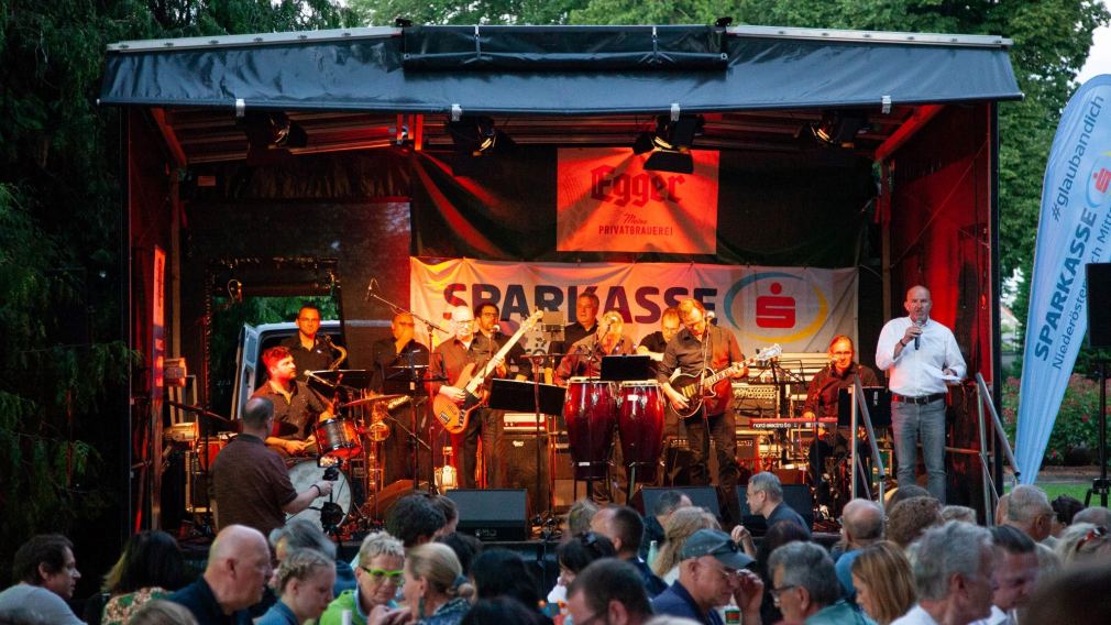 Die KIWANIS sorgen mit ihrem Charity-Event für drei Tage voller Jazz-Klänge im Sparkassenpark. Foto: Bernhard Brunnthaler
