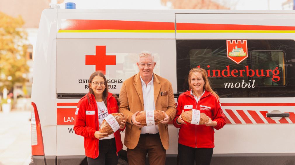 Wolfgang Hager greift ins Brotregal seiner Bäckerei Hager. Foto: Bäckerei Hager GmbH+KG