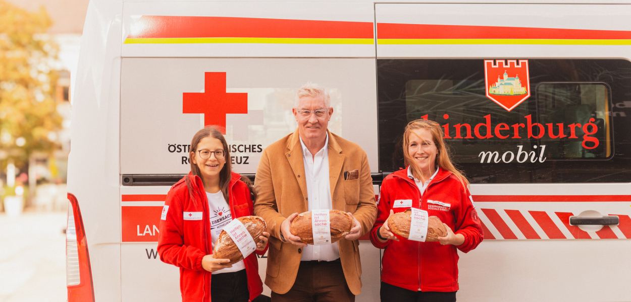 Wolfgang Hager greift ins Brotregal seiner Bäckerei Hager. Foto: Bäckerei Hager GmbH+KG