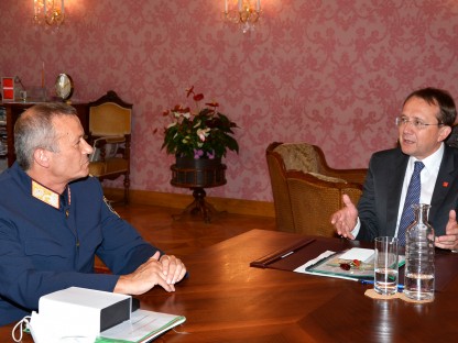 Der neue Landespolizeidirektor von Niederösterreich Franz Popp sitzt am Tisch mit Bürgermeister Matthias Stadler (Foto: Corina Muzatko).