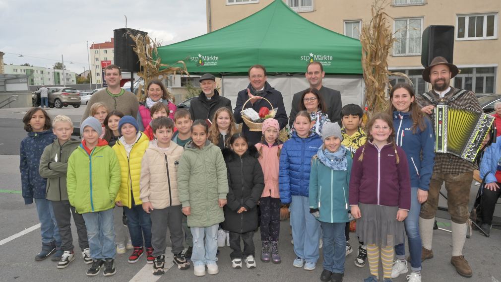 V.l.n.r.  BGM Matthias Stadler,  Glücksengerl Livia (blaue Jacke) Nora (rosa Jacke) und Mama Sabrina Schmidl,  GR Birgit Becker, Landtagsabgeordneter STR Florian Krumböck, STR Renate Gamsjäger, VBGM Matthias Adl, Marktsprecher Florian Karner, Landesrat Sven Hergovich, Marktamtsleiter Michael Gruber, Dompfarrer Josef Kowar, Tänzer der Herzogenburger Volkstanzgruppe und GR Michael Pieber Unten Tänzerinnen der Herzogenburger Volkstanzgruppe mit Musikant