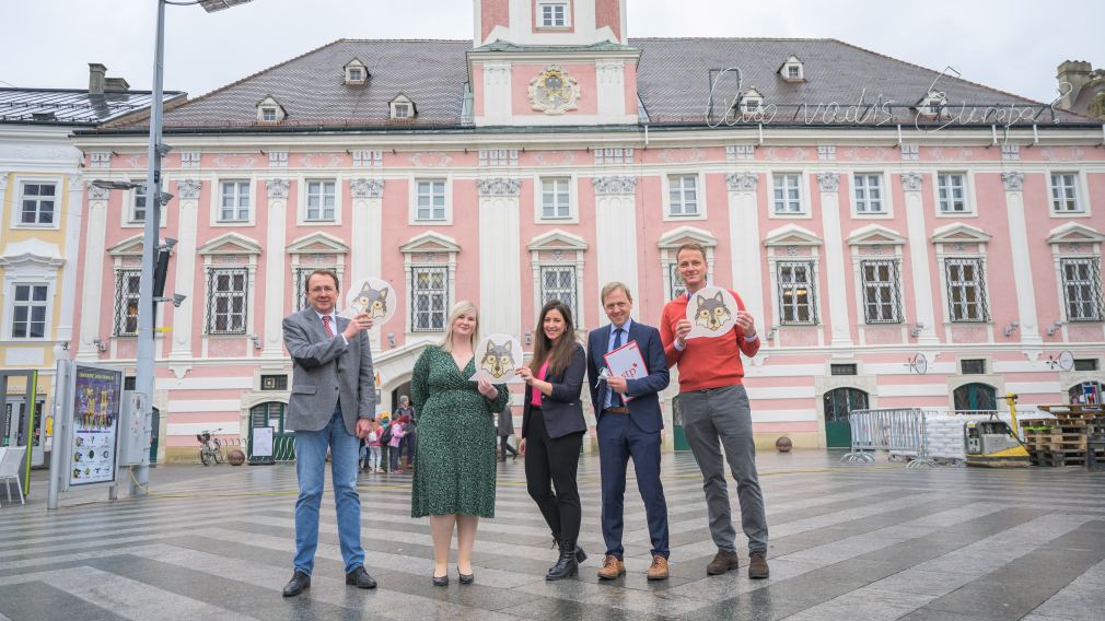 Bürgermeister Matthias Stadler, Alexandra Uitz (Mitarbeiterin Bürgerservice), Larisa Costan (Stadtprokuratur),Martin Koutny (Leiter Bürgerservice) und Dieter Perndl (Firma Ubitec) präsentieren den neuen Chatbot Lou. (Foto: Arman Kalteis)