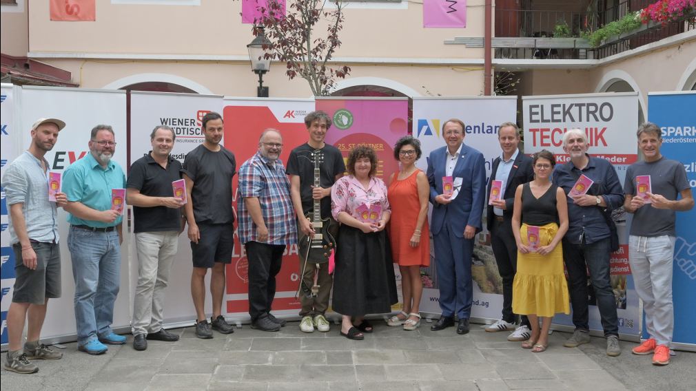 Eine Gruppe von Menschen im Festivalzentrum der Tangente. (Foto: Josef Vorlaufer)