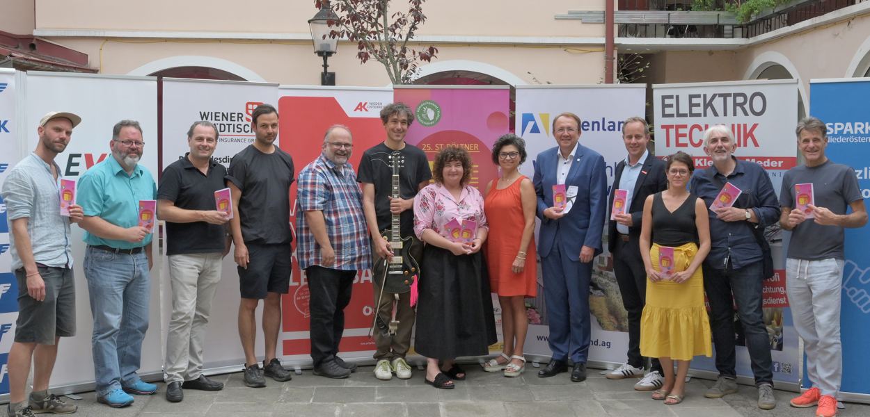 Eine Gruppe von Menschen im Festivalzentrum der Tangente. (Foto: Josef Vorlaufer)