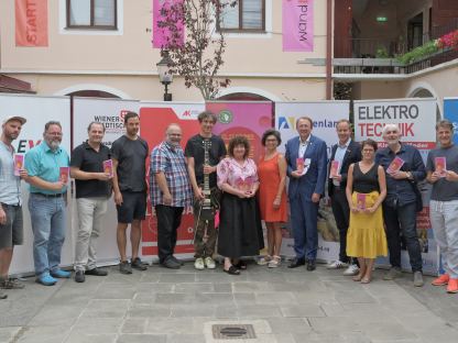 Eine Gruppe von Menschen im Festivalzentrum der Tangente. (Foto: Josef Vorlaufer)