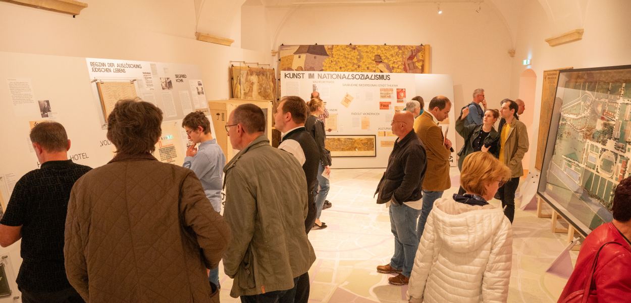 Unzählige Besucher:innen stürmten regelrecht bei der Ausstellungseröffnung das Stadtmuseum. (Foto: Arman Kalteis)