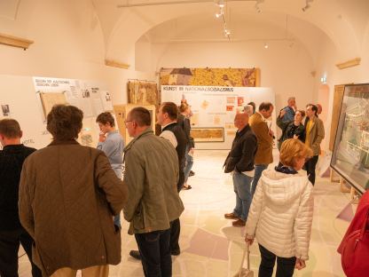 Unzählige Besucher:innen stürmten regelrecht bei der Ausstellungseröffnung das Stadtmuseum. (Foto: Arman Kalteis)