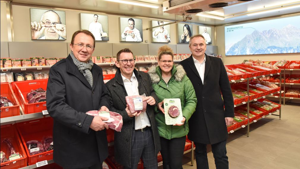 Bürgermeister Matthias Stadler, Thomas Schmiedbauer, Sylvia Camondo und Ernst Stocker bei der Eröffnung des neuen Abholmarktes der Firma Wiesbauer. (Foto: Josef Vorlaufer)