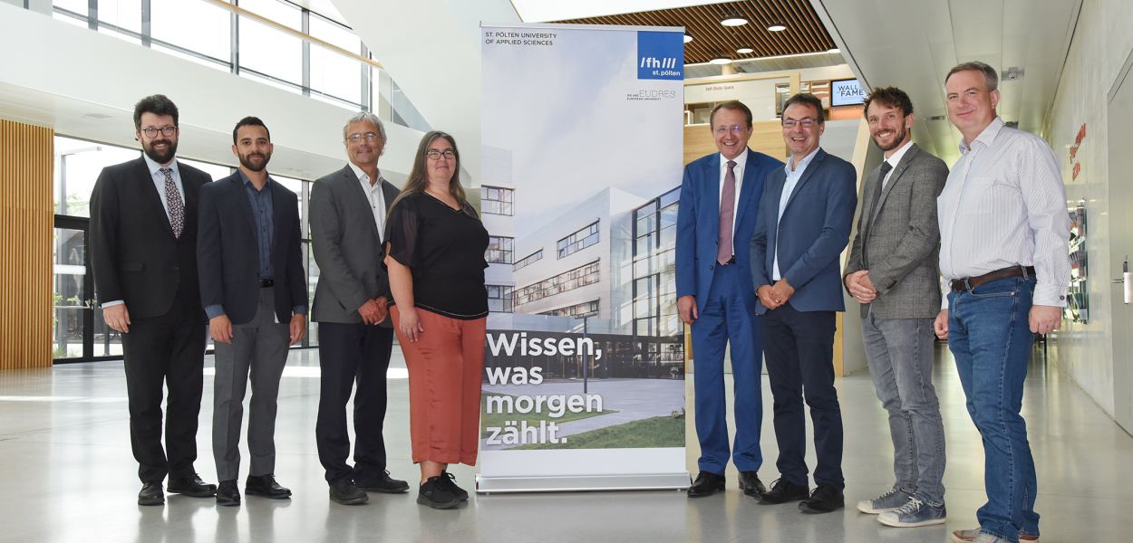 Vizebürgermeister Harald Ludwig, FH-Dozent Victor Adriel de Jesus Oliveira, FH-Geschäftsführer Hannes Raffaseder, Senior Researcher Alexandra Anderluh, Bürgermeister Matthias Stadler, FH-Geschäftsfüher Johann Haag, Brian Horsak, Leiter des Center for Digital Health and Social Innovation und Torsten Priebe, Leiter der Forschungsgruppe Data Intelligence. (Foto: Josef Vorlaufer)