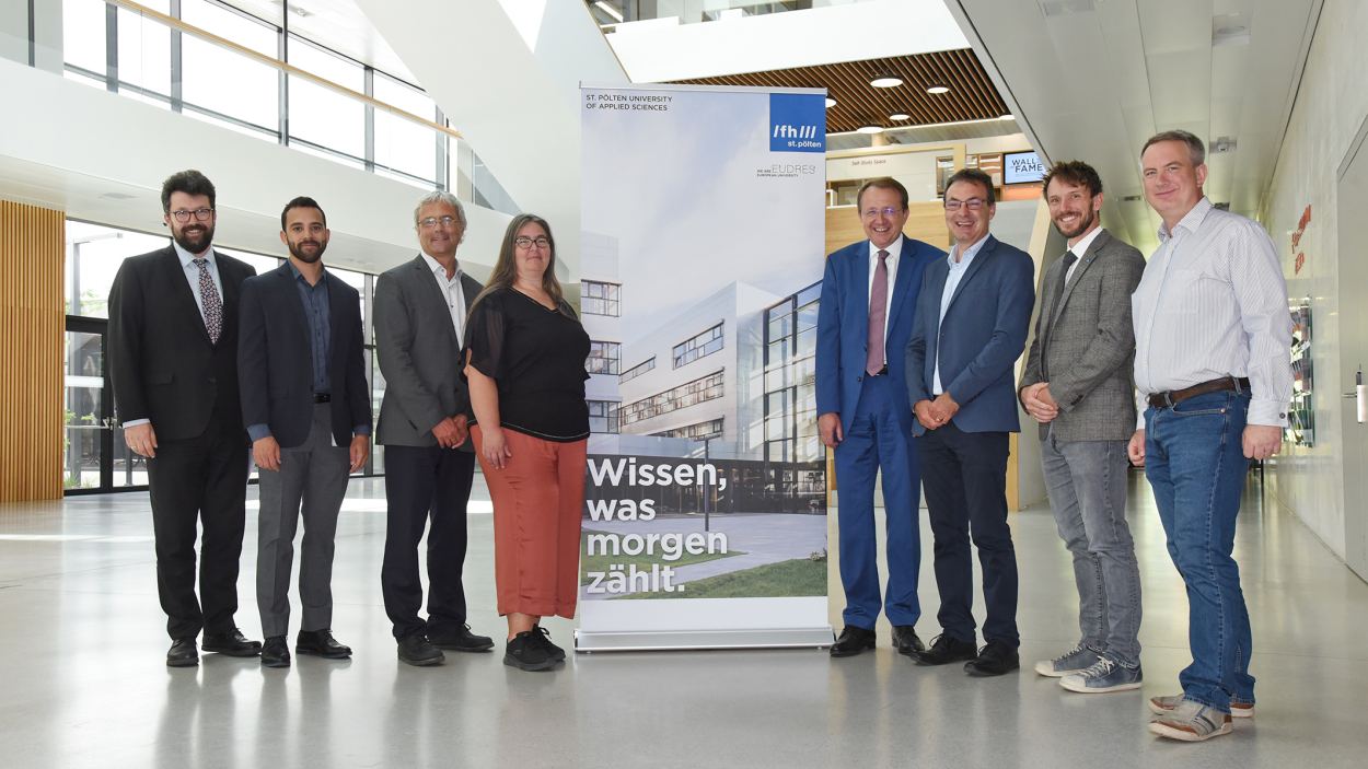 Vizebürgermeister Harald Ludwig, FH-Dozent Victor Adriel de Jesus Oliveira, FH-Geschäftsführer Hannes Raffaseder, Senior Researcher Alexandra Anderluh, Bürgermeister Matthias Stadler, FH-Geschäftsfüher Johann Haag, Brian Horsak, Leiter des Center for Digital Health and Social Innovation und Torsten Priebe, Leiter der Forschungsgruppe Data Intelligence. (Foto: Josef Vorlaufer)