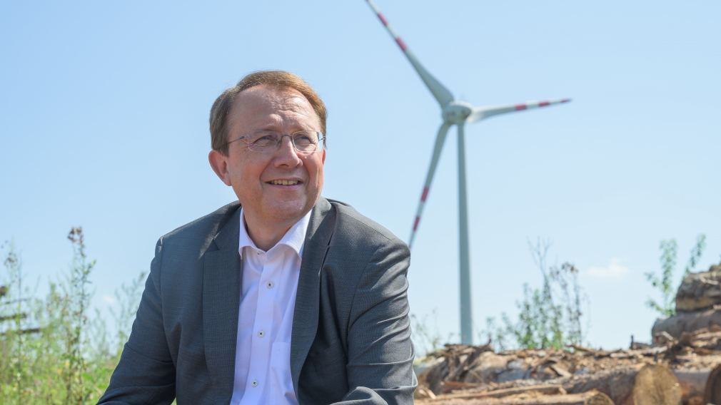 Bürgermeister Stadler vor einem Windrad. (Foto: Kalteis)