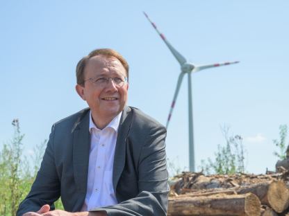 Bürgermeister Stadler vor einem Windrad. (Foto: Kalteis)