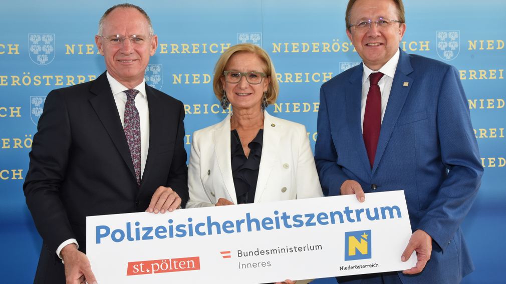 Drei Personen mit einem Schild. (Foto: Vorlaufer)