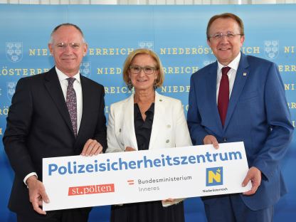 Drei Personen mit einem Schild. (Foto: Vorlaufer)