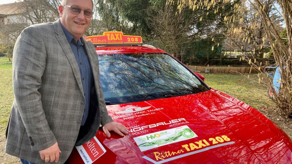 Joe Rittner vor einem Rittner TAXI 208 Auto. Foto: Althea Müller