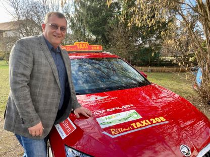 Joe Rittner vor einem Rittner TAXI 208 Auto. Foto: Althea Müller