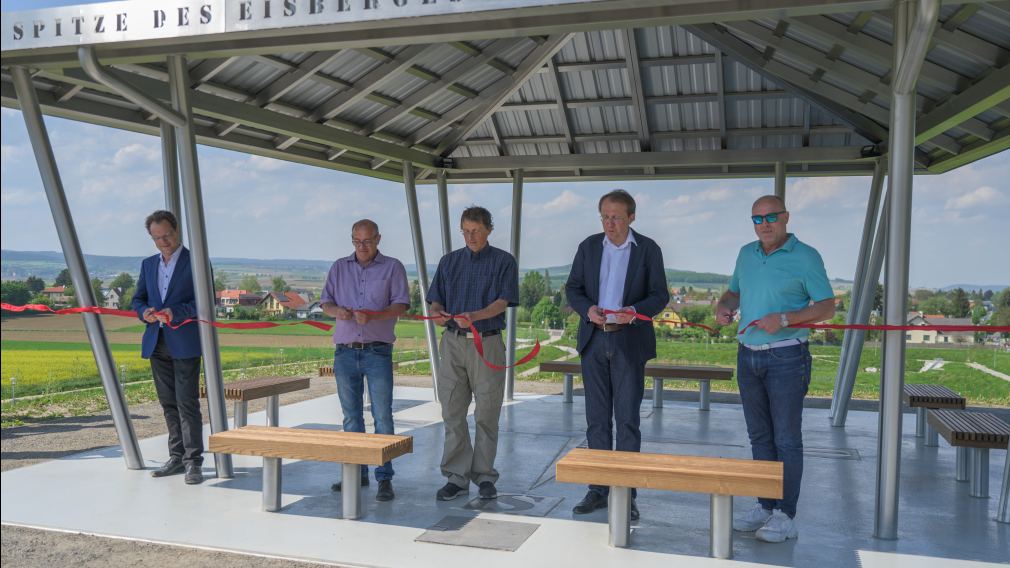 Jens de Buck, Robert Wotapek, Christian Epp, Bürgermeister Matthias Stadler und Wolfgang Lengauer eröffnen feierlich das Naherholungsgebiet "Eisbergspitze". Foto: Arman Kalteis