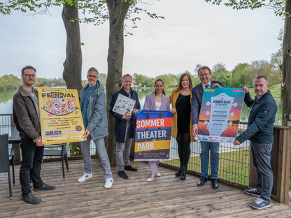 Sieben Personen mit Plakaten vor dem Ratzersdorfer See. (Foto: Kalteis)