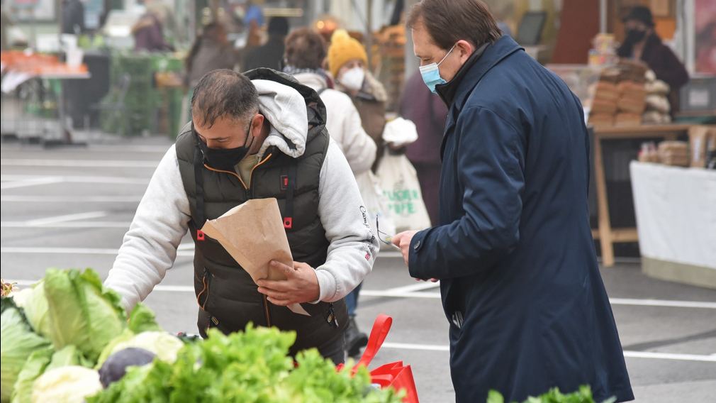 Bürgermeister Stadler mit Verkäufer am Markt. (Foto: Kalteis)