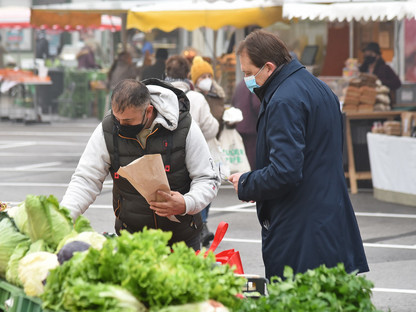 Bürgermeister Stadler mit Verkäufer am Markt. (Foto: Kalteis)