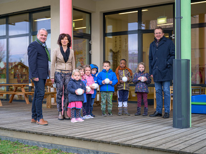 Andreas Schmidt (Leiter der städtischen Schulverwaltung), Petra Wurm (Leiterin des Kindergarten Wiesnergasse) und Bürgermeister Matthias Stadler mit einer Gruppe von Kindern auf der Terrasse des Kindergarten Wiesnergasse in St. Pölten. (Foto: Arman Kalteis)
