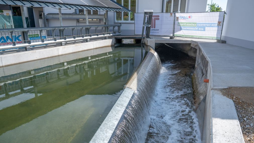 Das Kleinwasserkraftwerk gehört jetzt zu den effizientesten in ganz Niederösterreich. Es werden 850.000 kWh erneuerbare Energie aus Wasserkraft und 60.000kWh erneuerbare Energie aus Photovoltaik gewonnen. (Foto: Arman Kalteis)