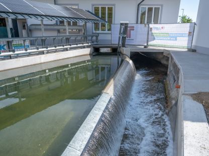 Das Kleinwasserkraftwerk gehört jetzt zu den effizientesten in ganz Niederösterreich. Es werden 850.000 kWh erneuerbare Energie aus Wasserkraft und 60.000kWh erneuerbare Energie aus Photovoltaik gewonnen. (Foto: Arman Kalteis)