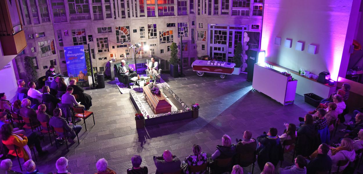 Foto von der letzten Lesung von Patrick Budgen am Friedhof St. Pölten. (Foto: Josef Vorlaufer)