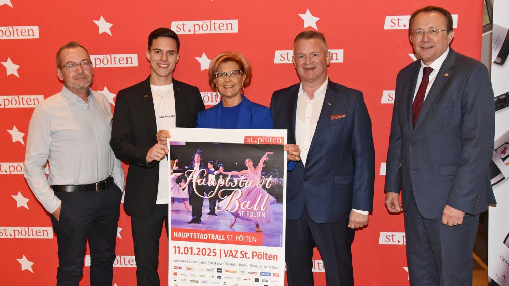 Drei Personen mit einem Plakat in der Hand. (Foto: Josef Vorlaufer)