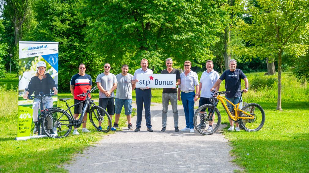 V.l.n.r.: Rene Rychnovsky (künftiger stp*Bike-Nutzer), Manuel Charous und Marius Cret (Weichberger GmbH), Bürgermeister Matthias Stadler, Personalchef Michael Paal, Harald Bauer (GF Willdienstrad GmbH), Wolfgang Denk, (GF Denk Beweg – Denk Wolfgang GmbH) und Marc Komrij (GF Trek Bicycle Austria GmbH). (Foto: Arman Kalteis)