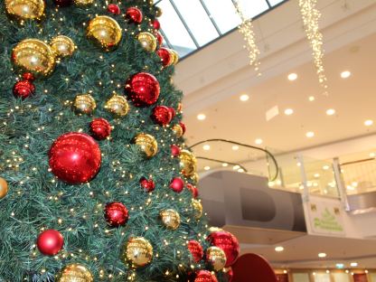 Weihnachtsbaum im Einkaufscenter: Foto: shoma marketing gmbh