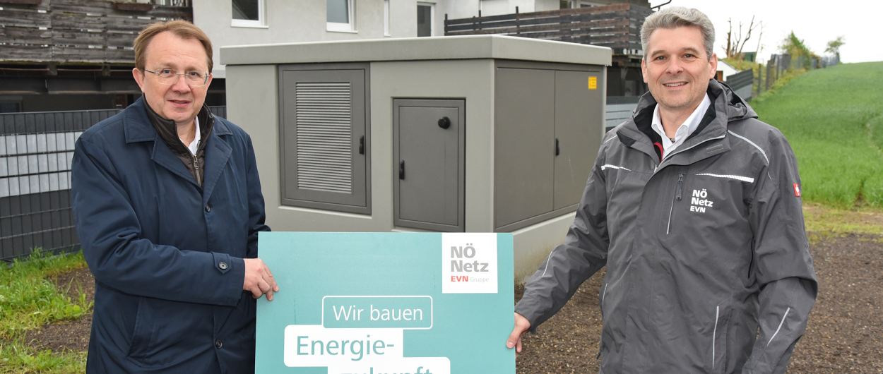 Matthias Stadler und Anton Waxenegger vor der neuen Trafostation in Altmannsdorf. (Foto: Vorlaufer)
