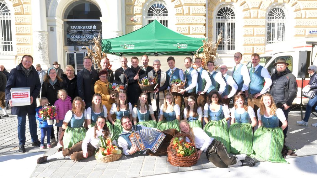 V.l.n.r.  BGM Matthias Stadler,  Glücksengerl Livia (blaue Jacke) Nora (rosa Jacke) und Mama Sabrina Schmidl,  GR Birgit Becker, Landtagsabgeordneter STR Florian Krumböck, STR Renate Gamsjäger, VBGM Matthias Adl, Marktsprecher Florian Karner, Landesrat Sven Hergovich, Marktamtsleiter Michael Gruber, Dompfarrer Josef Kowar, Tänzer der Herzogenburger Volkstanzgruppe und GR Michael Pieber Unten Tänzerinnen der Herzogenburger Volkstanzgruppe mit Musikant