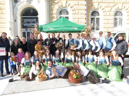 V.l.n.r.  BGM Matthias Stadler,  Glücksengerl Livia (blaue Jacke) Nora (rosa Jacke) und Mama Sabrina Schmidl,  GR Birgit Becker, Landtagsabgeordneter STR Florian Krumböck, STR Renate Gamsjäger, VBGM Matthias Adl, Marktsprecher Florian Karner, Landesrat Sven Hergovich, Marktamtsleiter Michael Gruber, Dompfarrer Josef Kowar, Tänzer der Herzogenburger Volkstanzgruppe und GR Michael Pieber Unten Tänzerinnen der Herzogenburger Volkstanzgruppe mit Musikant