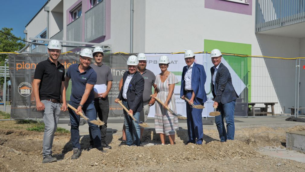 Der Spatenstich beim Kindergarten in der Karl Pfeffer-Gasse ist erfolgt. (Foto: Wolfgang Mayer)